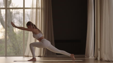 Gesunde-Frau-Trainiert-Zu-Hause-Und-übt-Yoga-Posen-Im-Zimmer-Und-Genießt-Das-Morgendliche-Fitnesstraining